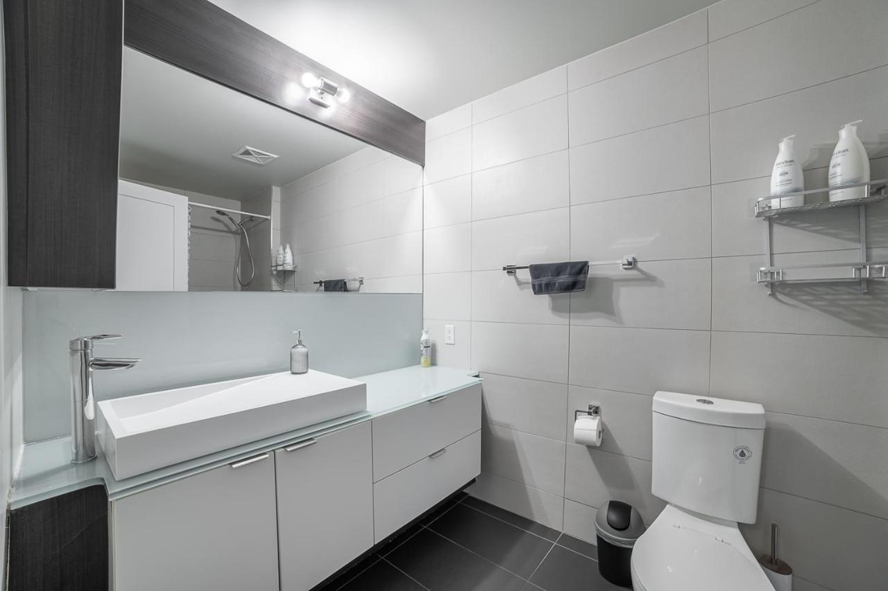 Designer Condo W/ Cn Tower View & Parking Toronto Bagian luar foto