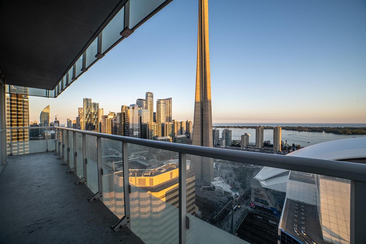Designer Condo W/ Cn Tower View & Parking Toronto Bagian luar foto