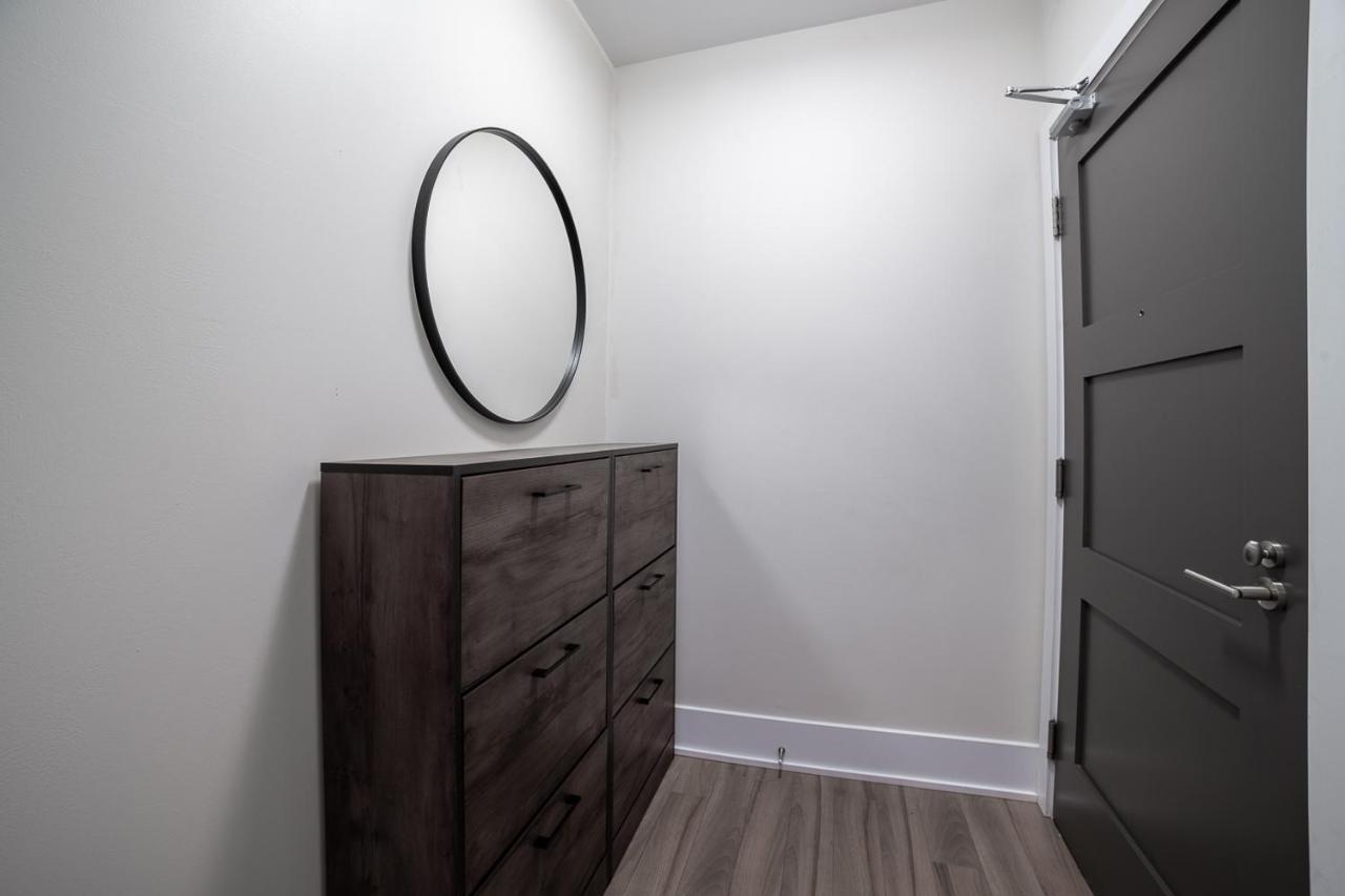 Designer Condo W/ Cn Tower View & Parking Toronto Bagian luar foto